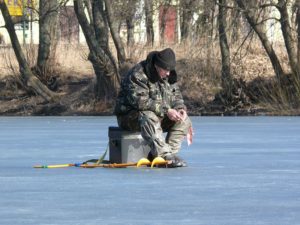Поиск рыбы по весеннему льду
