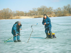 Поиск рыбы по весеннему льду