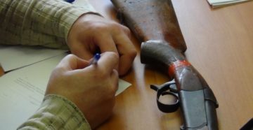 За незаконное изготовление и хранение обреза гладкоствольного огнестрельного оружия осужден житель Почепского района